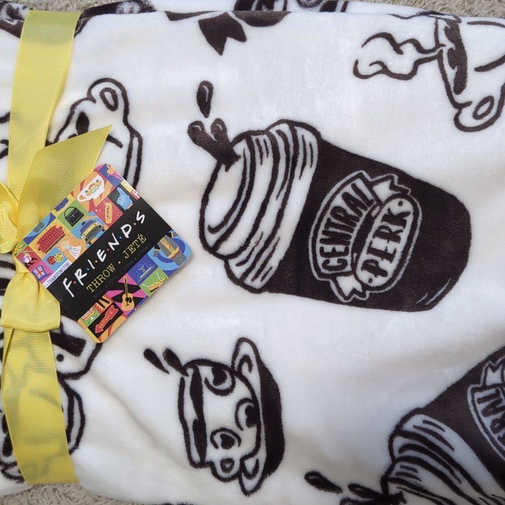 FRIENDS Central Perk ☕ Coffee Theme Cozy Plush Throw Blanket - Picture 4 of 7